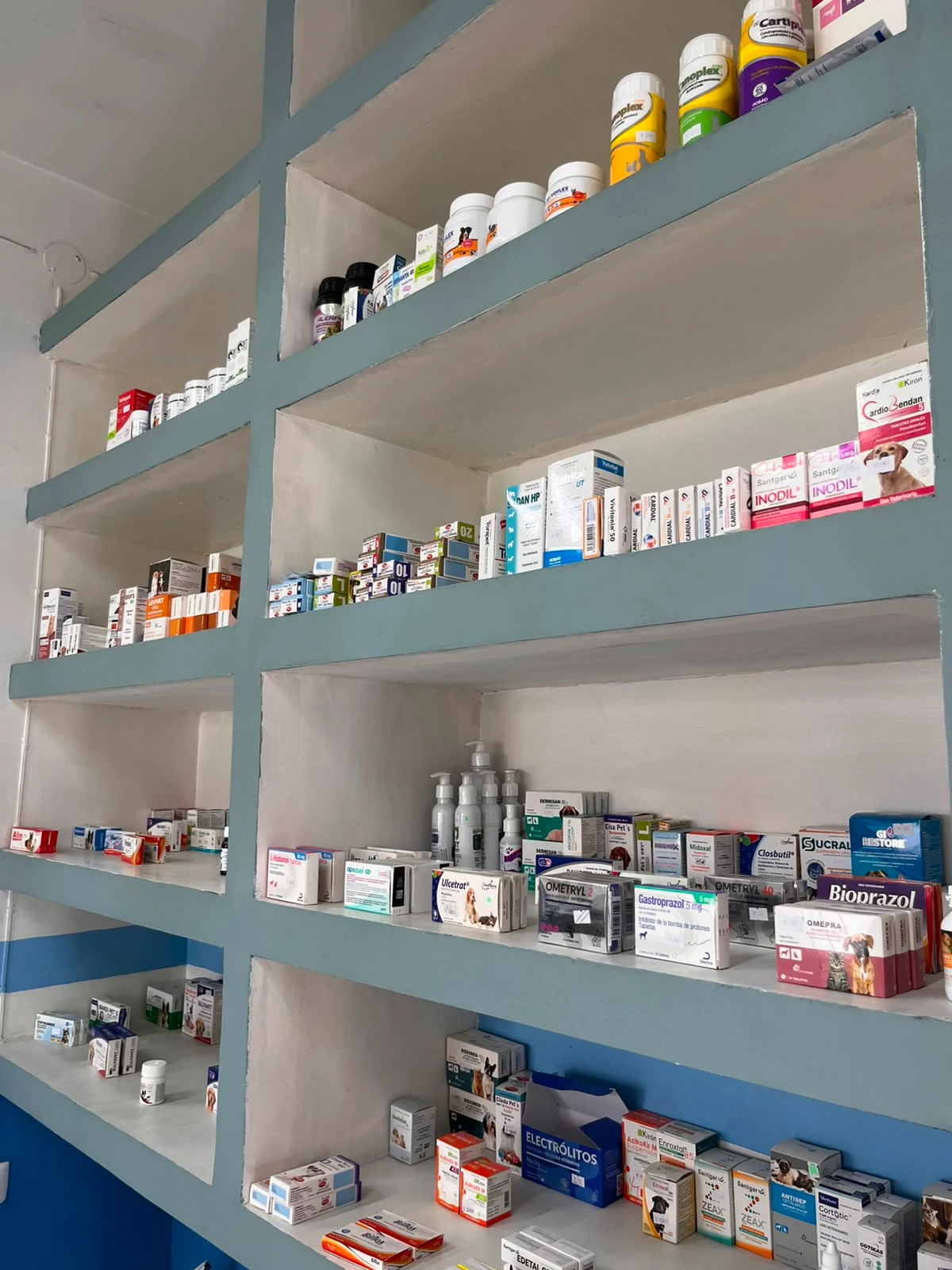 Medicamentos veterinarios en anaquel de farmacia